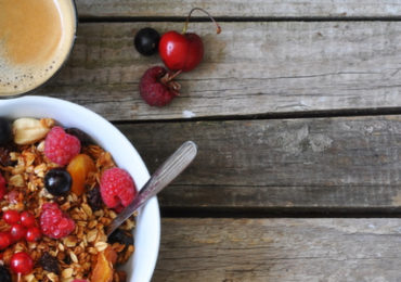 petit-dejeuner-granola-fruits