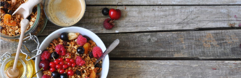 petit-dejeuner-granola-fruits