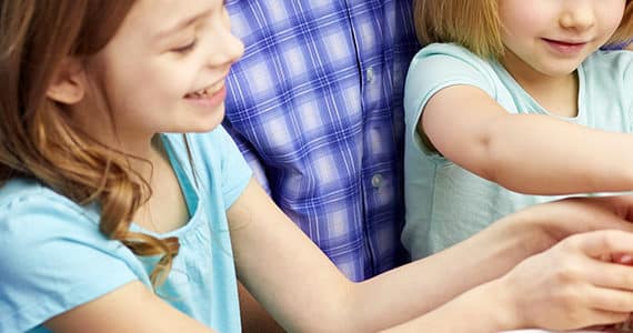 enfant-alimentation-equilibree-heureux
