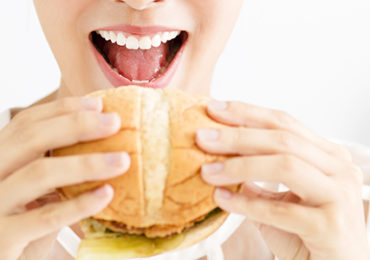 asiatique-mange-hamburger-usa