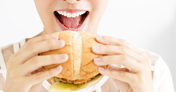 asiatique-mange-hamburger-usa