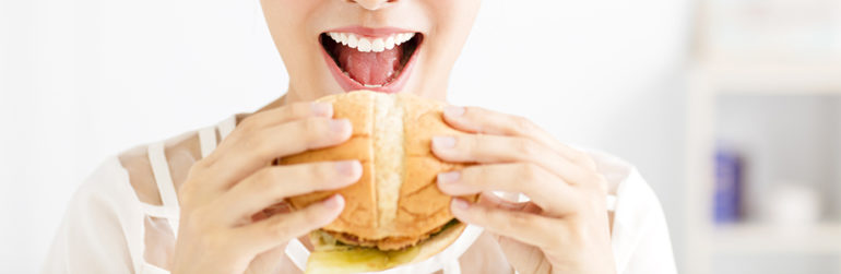 asiatique-mange-hamburger-usa