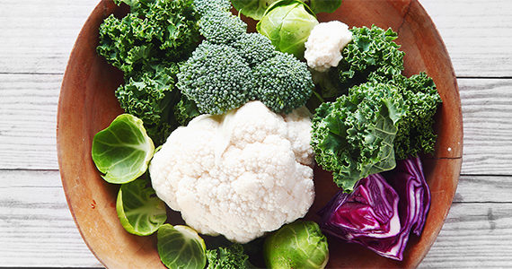 choux-légumes-saison-table-bois