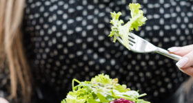 dame-mange-salade-verte