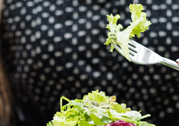 dame-mange-salade-verte