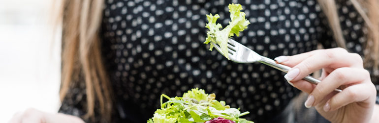 dame-mange-salade-verte