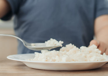 enfant-mange-riz-cuillere