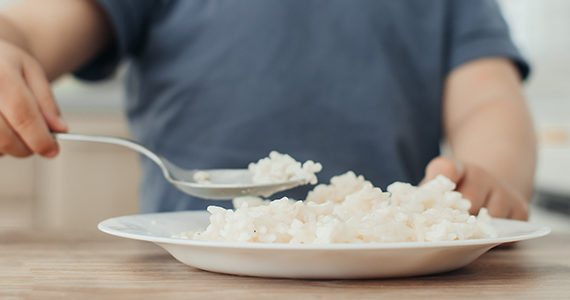 enfant-mange-riz-cuillere