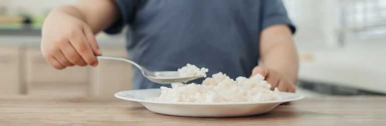 enfant-mange-riz-cuillere