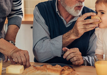 fille-mange-grands-parents