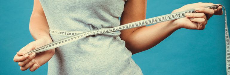 fille-mesure-taille-metre-ruban