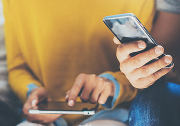 personne-recherches-smartphone