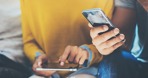 personne-recherches-smartphone