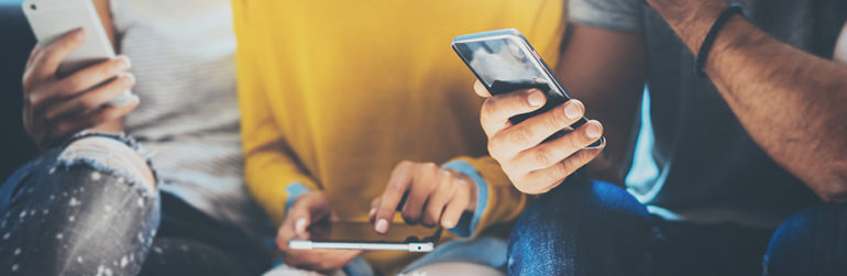 personne-recherches-smartphone