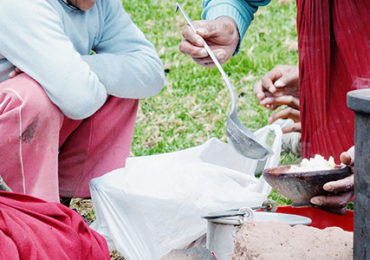 bolivie-femme tsimane-manger-bols