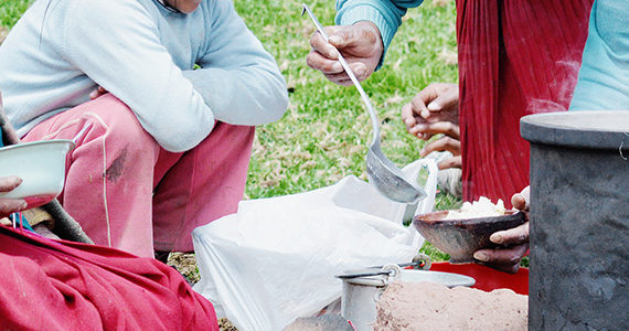 bolivie-femme tsimane-manger-bols