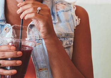 femme-afro-americaine-boisson-sucree