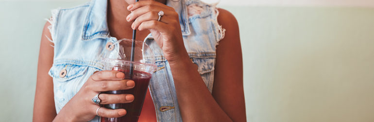 femme-afro-americaine-boisson-sucree