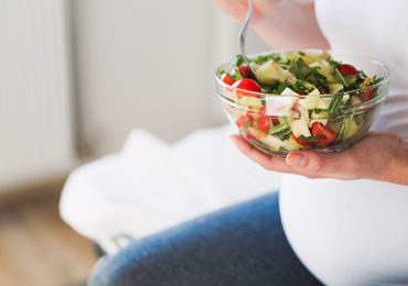 femme-enceinte-bol -crudites