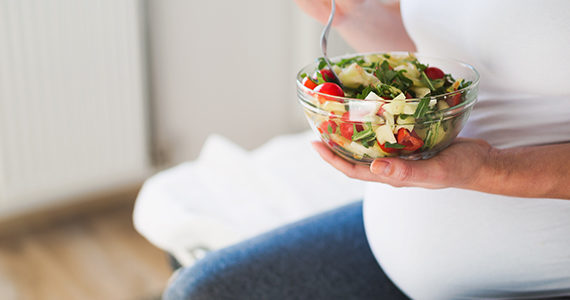 femme-enceinte-bol -crudites