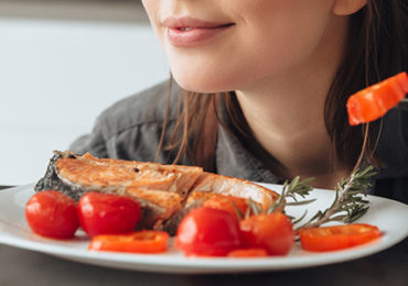 femme-envieuse-gouter-plat