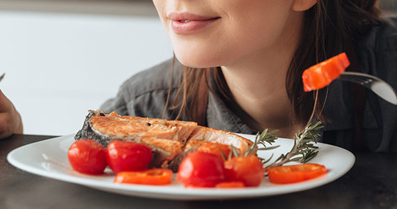 femme-envieuse-gouter-plat