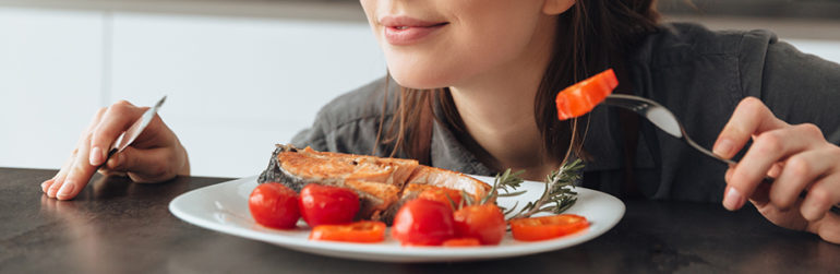 femme-envieuse-gouter-plat