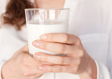 femme-verre-lait-entier-mains