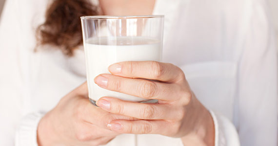 femme-verre-lait-entier-mains