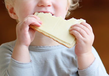 jeune-enfant-mange-fromage