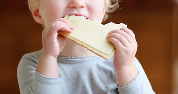 jeune-enfant-mange-fromage