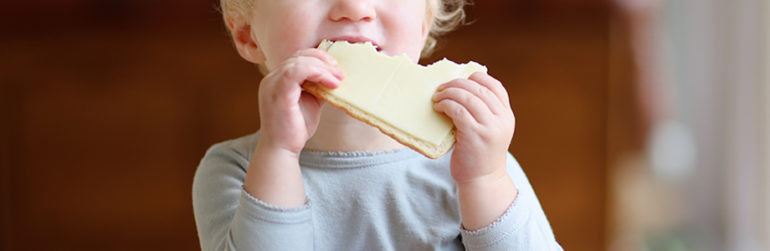 jeune-enfant-mange-fromage