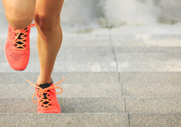 femme-active-court-escaliers