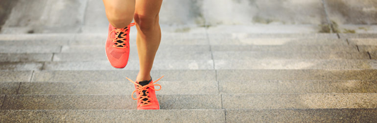 femme-active-court-escaliers