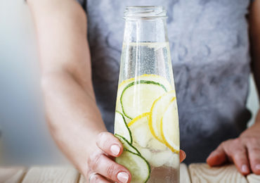femme-eau-agrumes-concept-regime-alimentaire