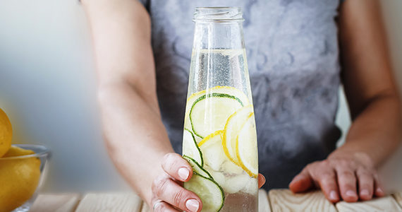 femme-eau-agrumes-concept-regime-alimentaire