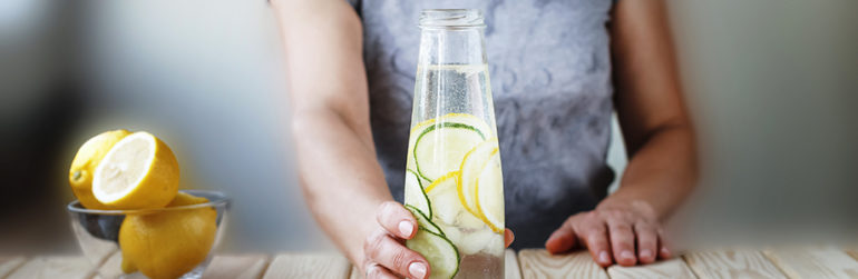 femme-eau-agrumes-concept-regime-alimentaire
