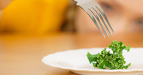femme-feuille-salade-assiette-vide