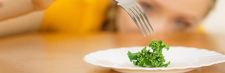 femme-feuille-salade-assiette-vide