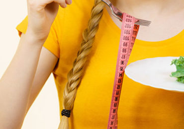 femme-feuille-salade-metre-ruban