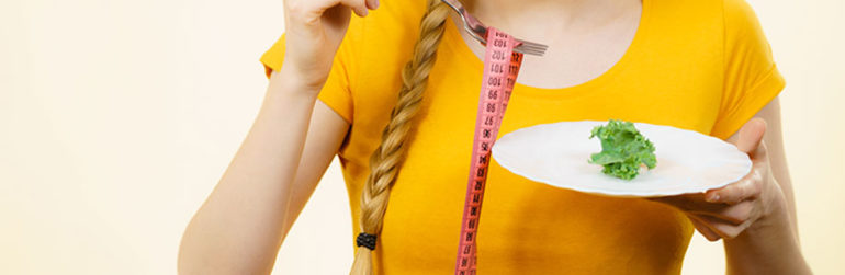 femme-feuille-salade-metre-ruban