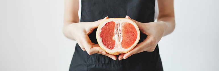 femme-pamplemousse-mains-manger