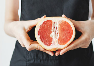 femme-pamplemousse-mains-manger