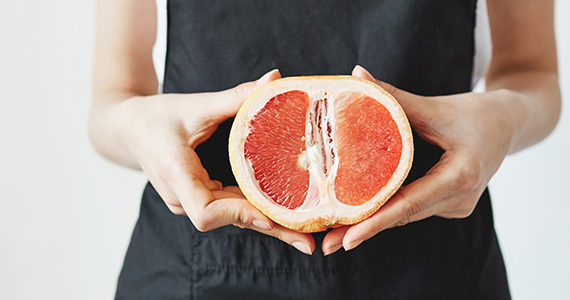 femme-pamplemousse-mains-manger