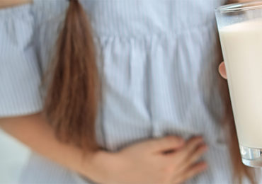 fillette-digere-verre-lait