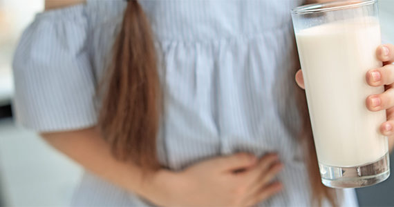 fillette-digere-verre-lait