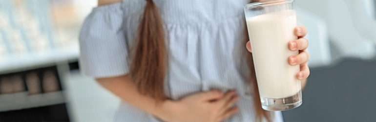 fillette-digere-verre-lait