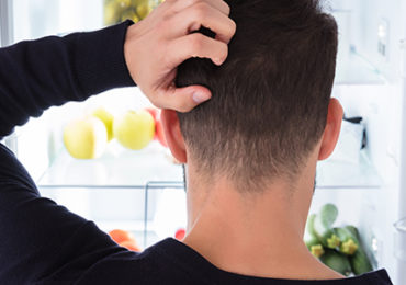 homme-cherche-manger-refrigerateur