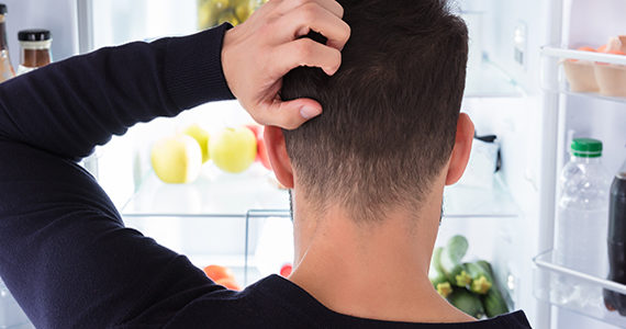 homme-cherche-manger-refrigerateur