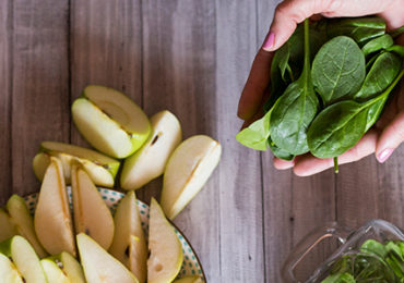 alimenation-pleine-conscience-epinards-mains